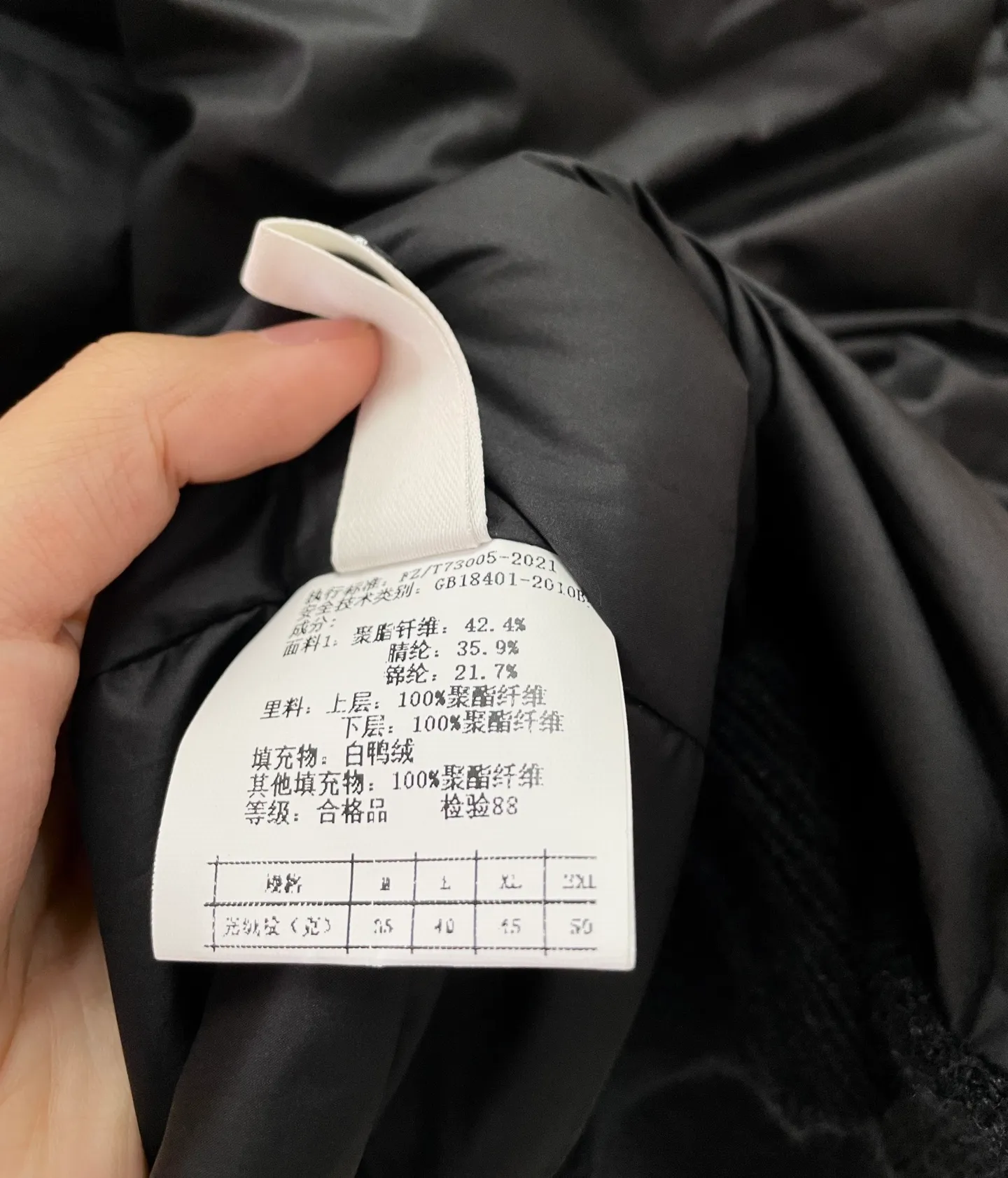 P520 STONE ISLAND/STONE ISLAND Casual Splicing Sweater Down Jacket The sense of security in this winter is given by the sweater down jacket. The sense of security in winter is given by this down jacket. Don’t let the cold freeze your good mood! This “walking heater” focuses on precise heating. The sweater can block the wind. The velvet inside is soft and can lock in temperature. You can feel confident when going out at 0°C. The simple version is not bloated, warm and fashionable, and you can feel full of security on cooling days. The down design keeps the cold wind out, making it more practical than wearing a thick blanket. No need to add layers, so you can feel warm and comfortable from head to toe when commuting or shopping. Color: black light gray